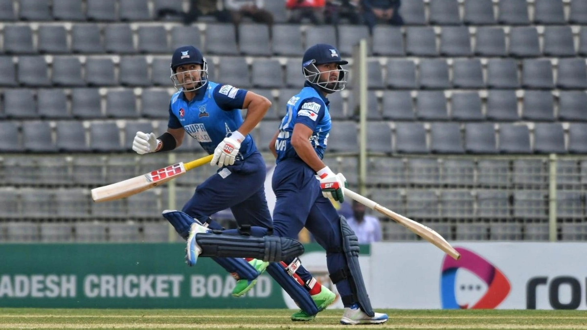 বরিশালকে হারিয়ে স্বস্তির জয় ঢাকার