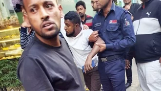 গুলশানে গ্লোরিয়া জিন্স ক্যাফের সামনে গুলি, আটক ২