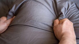 মেয়েকে বালিশচাপায় হত্যার পর ব্লেড খেয়ে বাবার আত্মহত্যাচেষ্টা