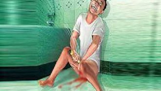 স্বামীর বিশেষ অঙ্গ কেটে সন্তানদের নিয়ে পালিয়েছেন স্ত্রী