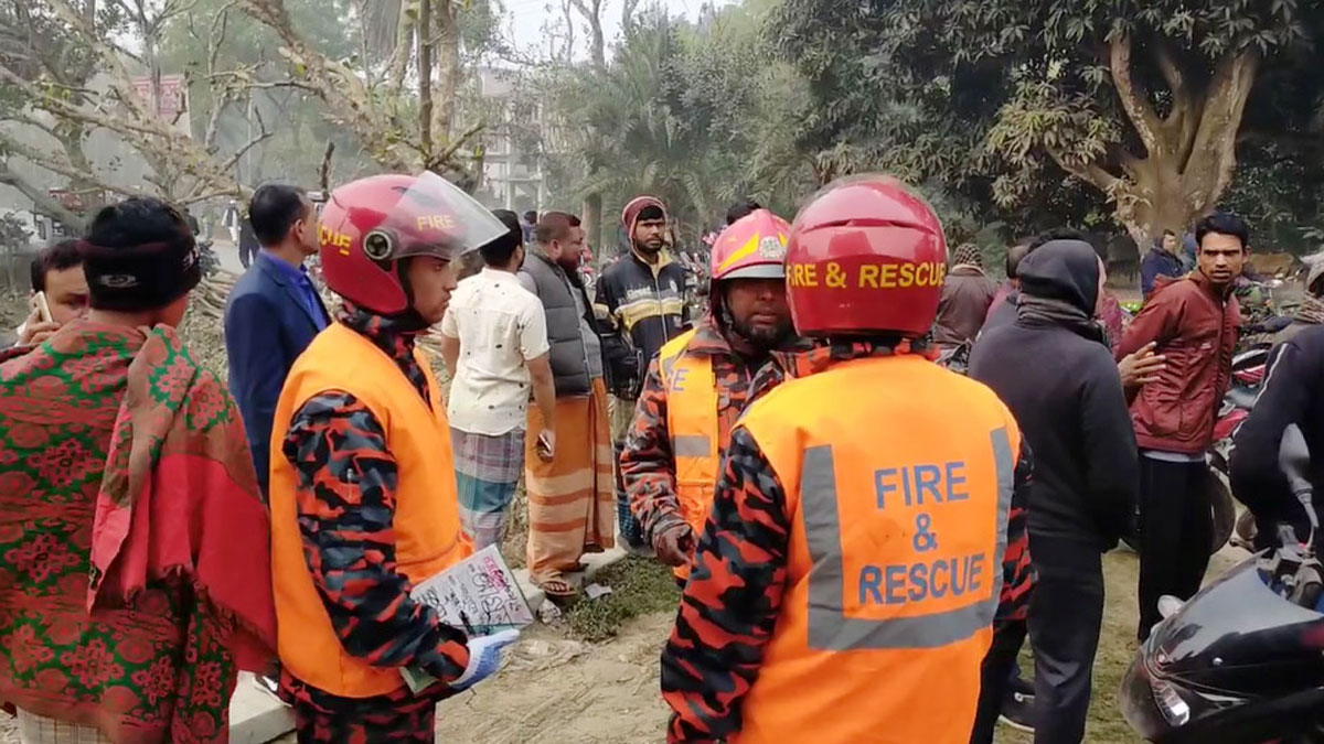 ট্রাকচাপায় প্রাণ গেল স্কুলশিক্ষকের, হাসপাতালে স্বামী-মেয়ে