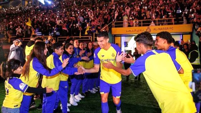 আনুষ্ঠানিকভাবে রোনালদোকে বরণ করে নিল আল নাসর