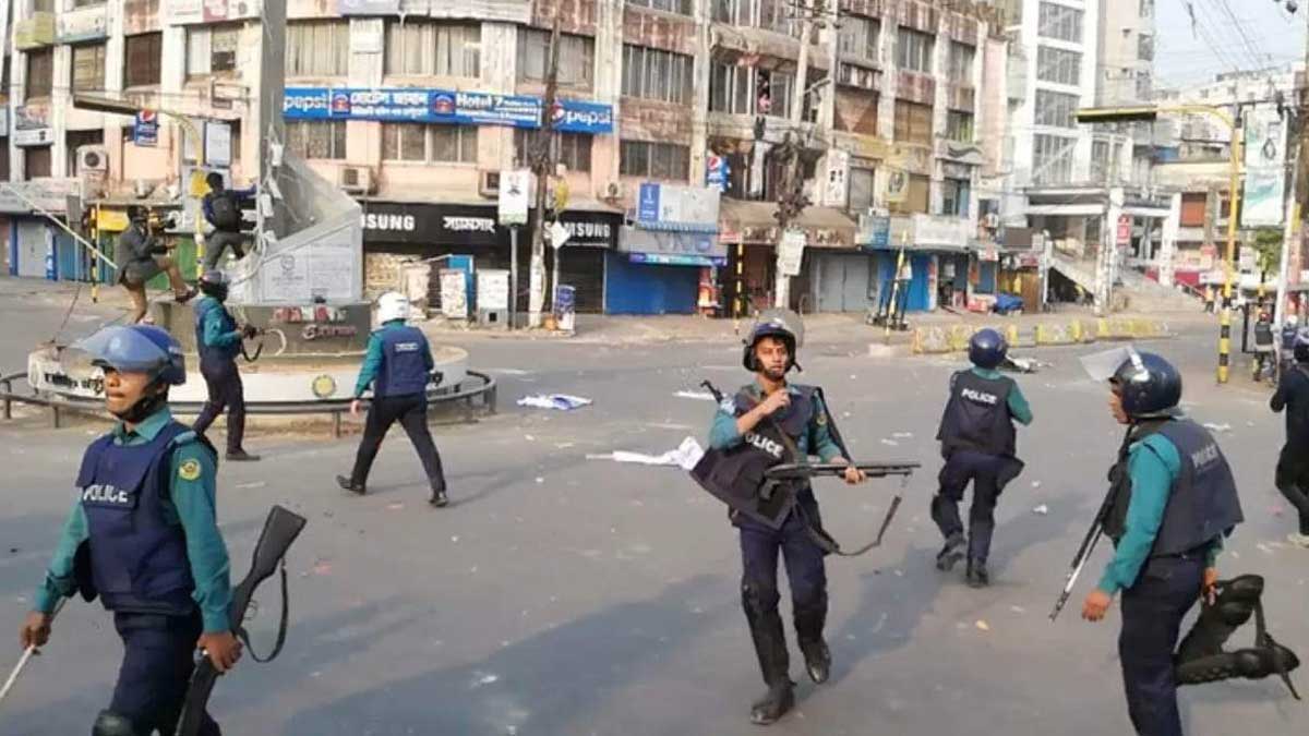 চট্টগ্রামে পুলিশ-বিএনপি সংঘর্ষ, গাড়িতে আগুন