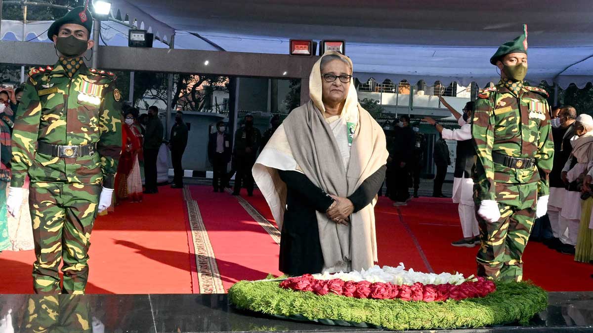 বঙ্গবন্ধুর প্রতিকৃতিতে প্রধানমন্ত্রীর শ্রদ্ধা