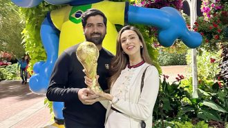 স্বামীর হাতে বিশ্বকাপ তুলে দিলেন মিম!