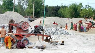 শেওলা স্থলবন্দরে পাথর ভাঙ্গার মেশিনে বিপর্যস্থ পরিবেশ, জনদূর্ভোগ