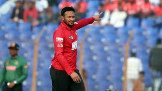 রুদ্ধশ্বাস ম্যাচে শেষ হাসি সাকিবের বরিশালের