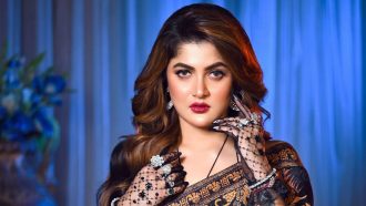 শ্রাবন্তীকে চুমু খেতে গিয়ে চড় খেলেন ভক্ত