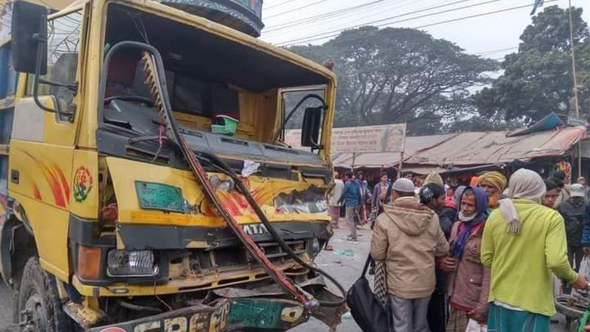 বাস-ট্রাক-মোটরসাইকেলের ত্রিমুখী সংঘর্ষে প্রাণ গেল ৩ জনের