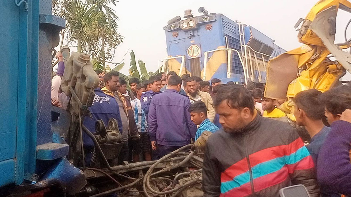 রেলক্রসিংয়ে ট্রেনের সঙ্গে ট্রাকের সংঘর্ষ