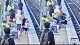 ৩ বছরের শিশুকে আচমকা ধাক্কা মেরে ফেলে দিলেন রেললাইনে