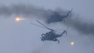 ইউক্রেন সীমান্তে যুদ্ধবিমান ও হেলিকপ্টার জড়ো করছে রাশিয়া