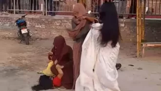 চার তরুণীর মারামারির ভিডিও ভাইরাল, ধারণা ‘প্রেমিক নিয়ে দ্বন্দ্ব’