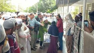 বাবার লাশের পাশে সম্পত্তি নিয়ে মা-মেয়ের ধস্তাধস্তি