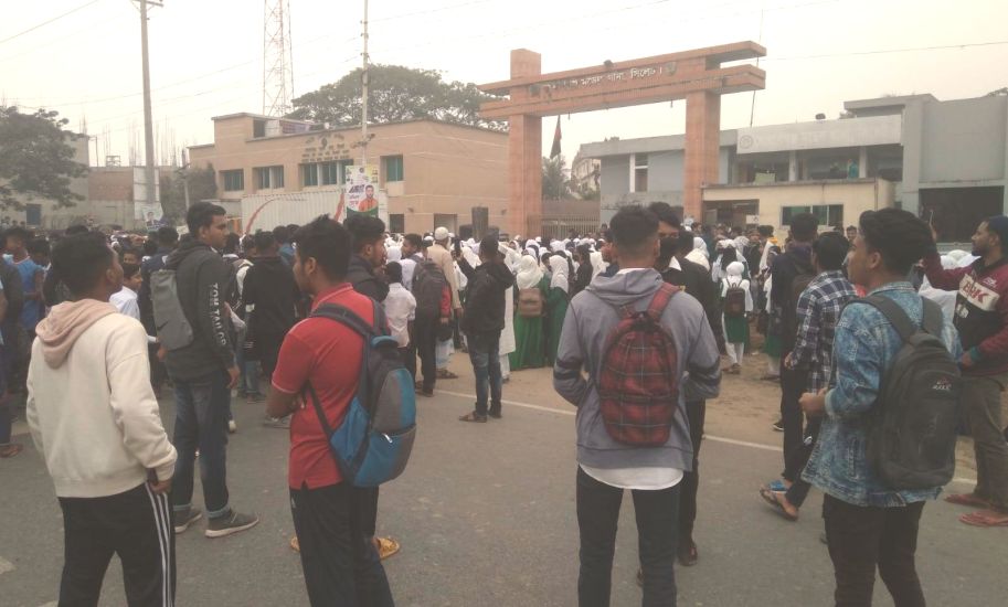 গোলাপগঞ্জের শিক্ষার্থীদের বিক্ষোভ মুক্ত করলো শিক্ষককে