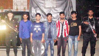 ডাকাতির প্রস্তুতিকালে অস্ত্রসহ আটক ৫