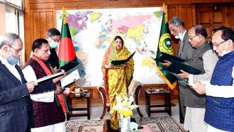 শপথ নিলেন নবনির্বাচিত ছয় সংসদ সদস্য