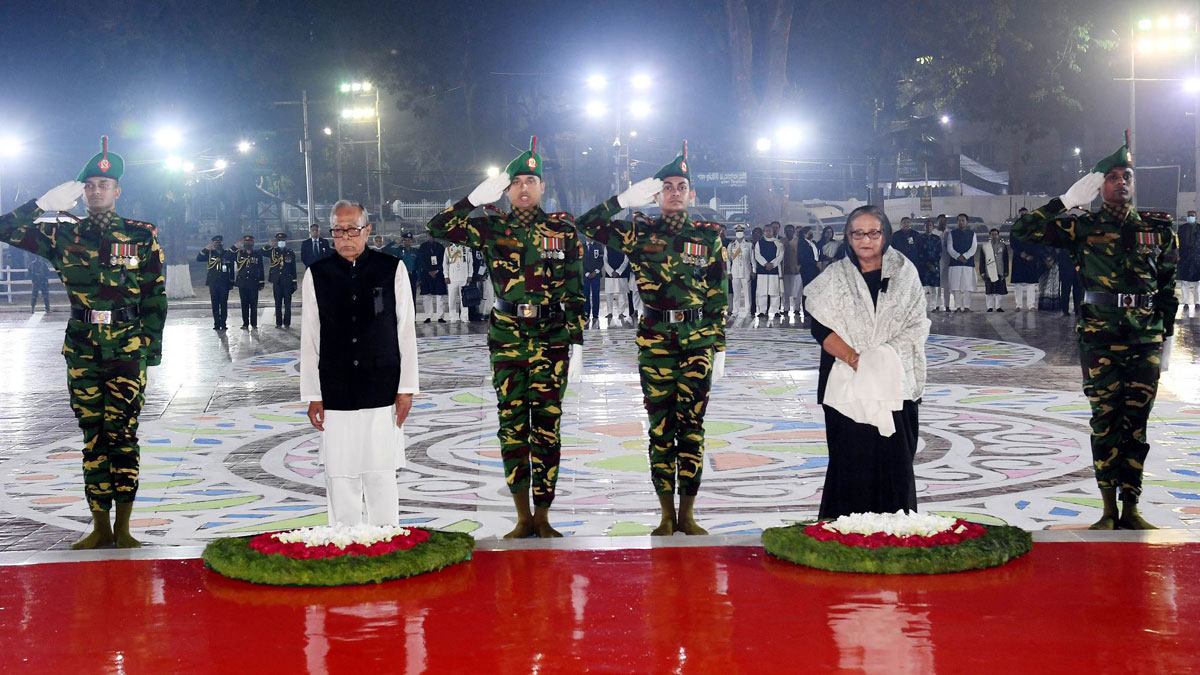 কেন্দ্রীয় শহীদ মিনারে রাষ্ট্রপতি-প্রধানমন্ত্রীর শ্রদ্ধা