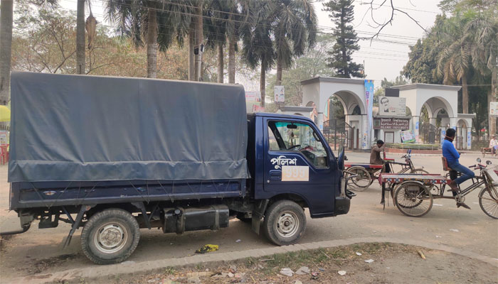 নির্যাতনের শিকার ছাত্রীর নিরাপত্তা দিতে ইবির ফটকে পুলিশ