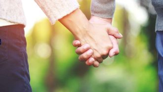 স্বামীকে ঘুমের ওষুধ খাইয়ে পালালেন গৃহবধূ!