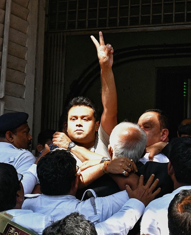 মমতাকে তুলোধুনো আইনজীবীর, গভীর রাতে গ্রেপ্তার–বিকেলে জামিন