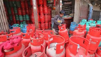 বাড়তি দামে কিনতে হচ্ছে সিলিন্ডার গ্যাস, তদারকির কেউ নেই