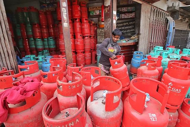 বাড়তি দামে কিনতে হচ্ছে সিলিন্ডার গ্যাস, তদারকির কেউ নেই