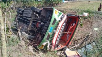 ছেলের সমাবর্তন শেষে স্বামীর মরদেহ নিয়ে বাড়ি ফিরলেন স্ত্রী