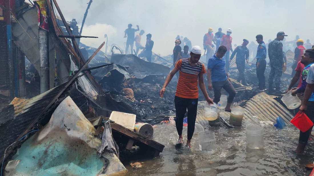 সাড়ে ৬ ঘণ্টা পর বঙ্গবাজারের আগুন নিয়ন্ত্রণে