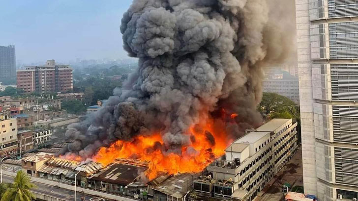 আগুন নিয়ন্ত্রণে হিমশিম খাচ্ছে ফায়ার সার্ভিস