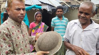 একাত্তরে গণহত্যার তথ্য সংগ্রহ করতে গিয়ে পাক হানাদারের ধাতব টুপির সন্ধান