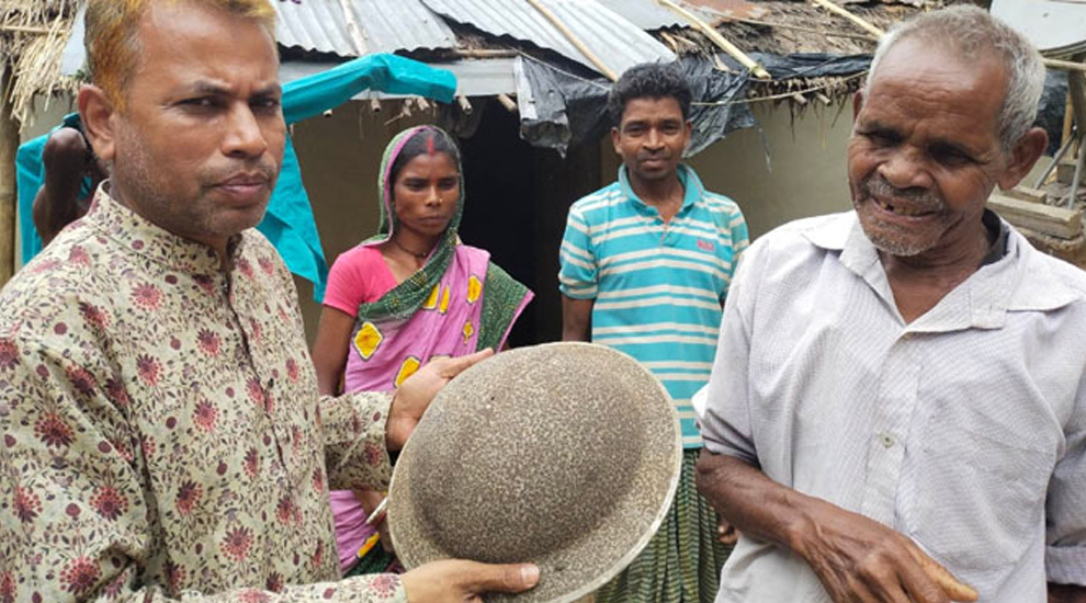 একাত্তরে গণহত্যার তথ্য সংগ্রহ করতে গিয়ে পাক হানাদারের ধাতব টুপির সন্ধান