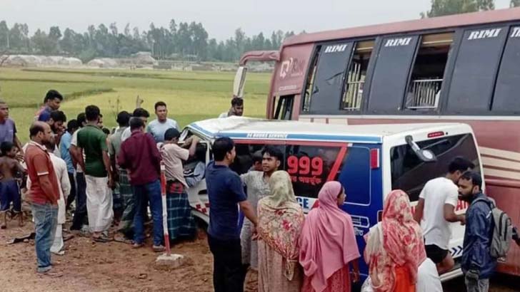 বাস-অ্যাম্বুলেন্সের মুখোমুখি সংঘর্ষে নিহত ৩