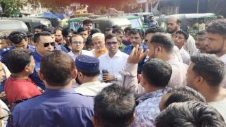 বড়লেখায় দুই শিক্ষার্থীর বিরোধের জেরে সড়ক অবরোধ, লন্ডনপ্রবাসীকে ছুরিকাঘাত