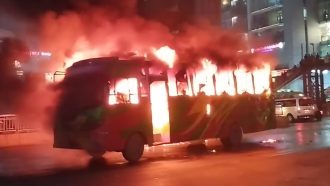 বাংলামোটরে বাসে আগুন