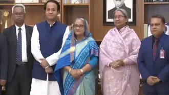 প্রধানমন্ত্রীর কাছে এইচএসসির ফল হস্তান্তর