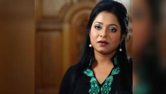 বিএনএমে যোগ দিয়ে ভোটের মঞ্চে ডলি সায়ন্তনী