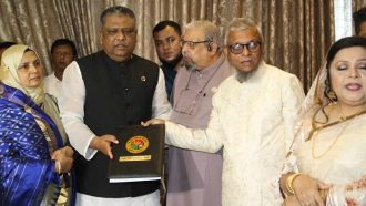 আরিফের কাছ থেকে দায়িত্ব নিলেন আনোয়ারুজ্জামান