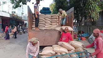 সুনামগঞ্জে রাত বাড়লেই জমজমাট হয় ভারতীয় চিনি চোরাচালান