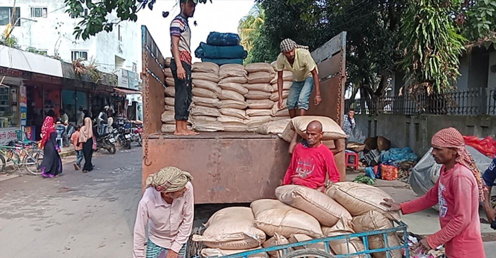 সুনামগঞ্জে রাত বাড়লেই জমজমাট হয় ভারতীয় চিনি চোরাচালান