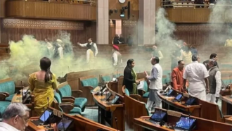 ভারতের পার্লামেন্টে ‘রং বোমা’ হামলা, জঙ্গি আতঙ্ক