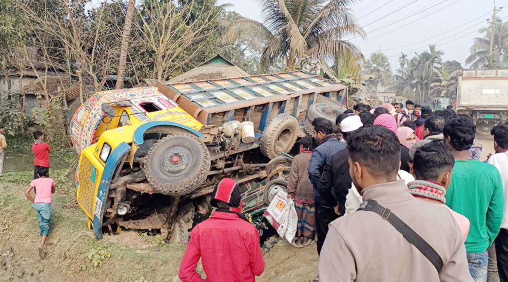 ট্রাকচাপায় মা-মেয়েসহ নিহত ৩