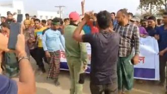 বিয়ানীবাজারের শেওলা স্থলবন্দরে শ্রমিকদের বিক্ষোভ