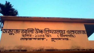 বাবার লাশ বাড়িতে রেখে পরীক্ষার হলে ছেলে