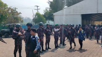 জাহাজে তোলা হচ্ছে বিজিপিসহ মিয়ানমারের ৩৩০ জনকে