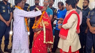 তিন মাসের শিশুকে কোলে নিয়ে বিয়ের পিঁড়িতে মা