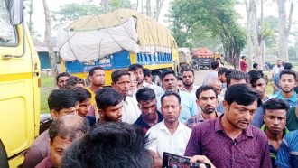 জুড়ীতে ট্রাক আটকানোয় সড়ক অবরোধ করলো শ্রমিকরা