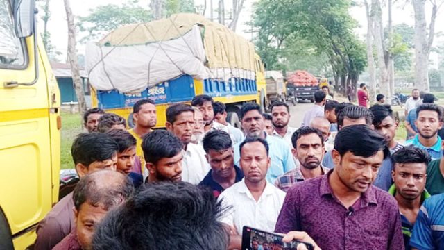 জুড়ীতে ট্রাক আটকানোয় সড়ক অবরোধ করলো শ্রমিকরা