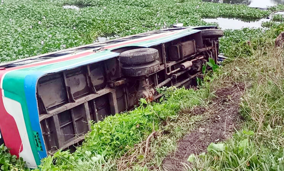 জৈন্তাপুরে বিদ্যুতের খুটিকে ধাক্কা দিয়ে যাত্রী নিয়ে বাস খাদে