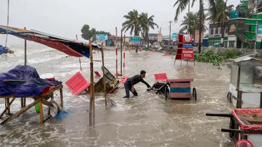 ভারত ও বাংলাদেশে রেমালের তাণ্ডব: এলাকা প্লাবিত, নিহত ১৫